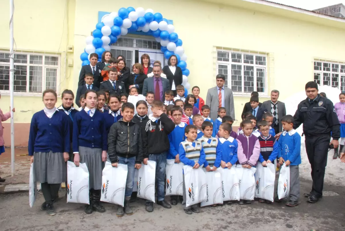 Polis Eşlerinden Öğrencilere Yardım