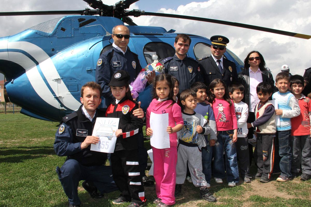 Polis Helikopteri Çocuklar İçin İndi