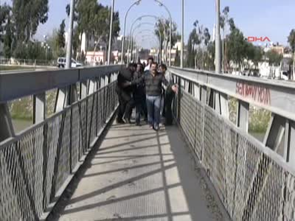 Polisi Gören Şüpheli Dereye Atladı
