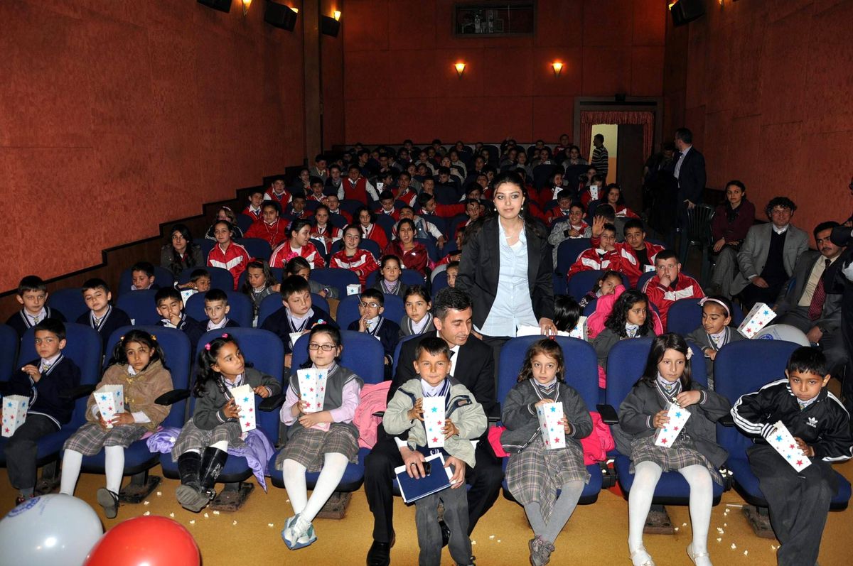 Polisler, Öğrencileri Sinemaya Götürdü