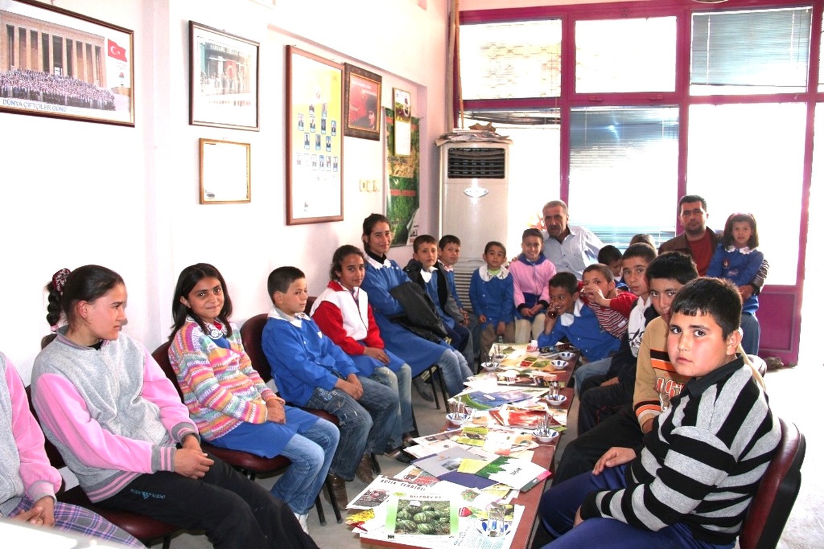 Sarıgöl Ziraat Odası, 50 Öğrenciyi Giydirdi