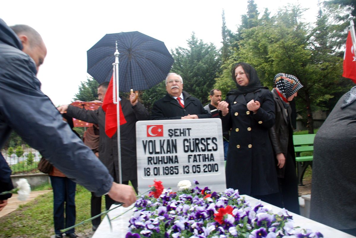 Şehit Polislere Meslektaşlarından Yağmur Altında Vefa