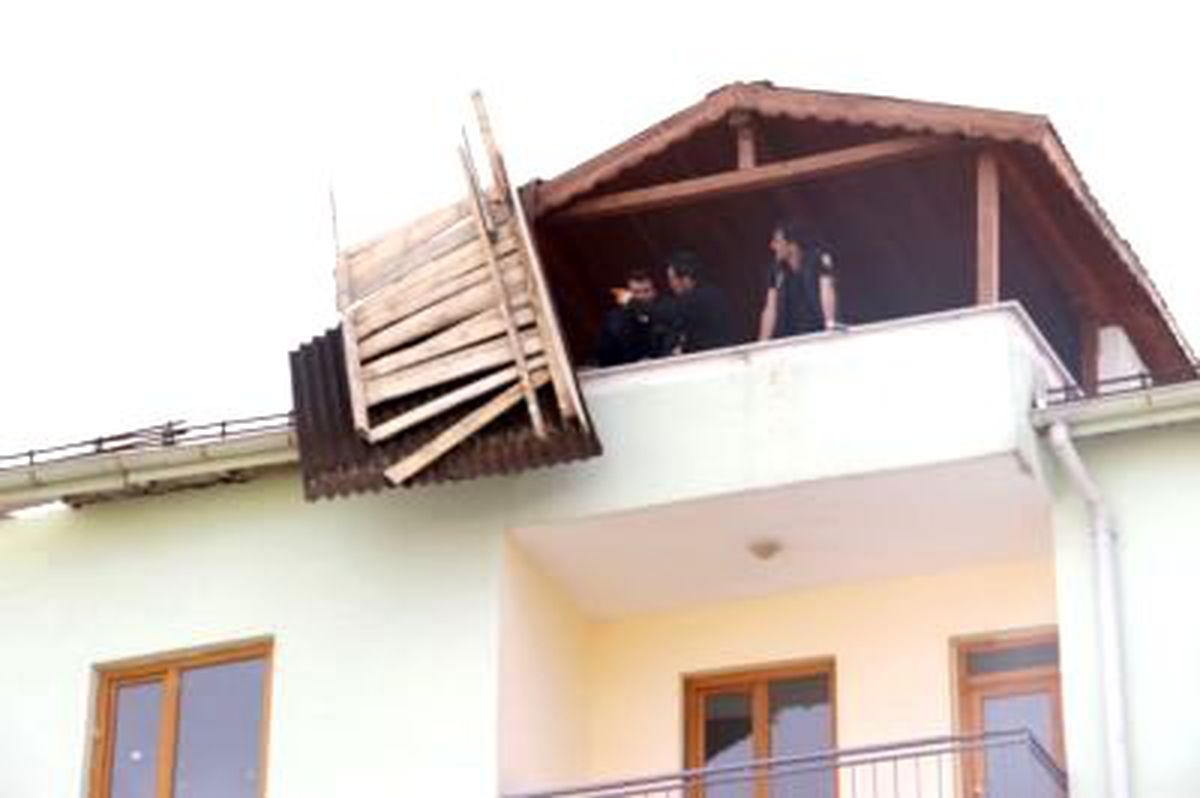 Şiddetli Rüzgar Çatıları Uçurdu