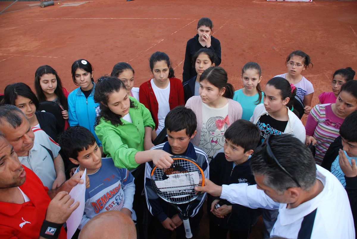 Silifke Emniyet Müdürlüğünden Tenis Kursu