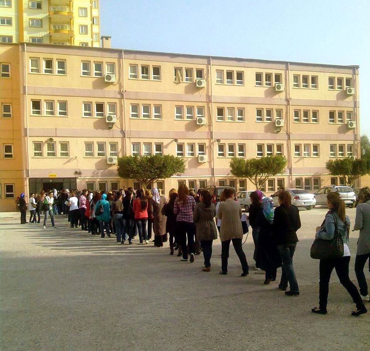 Sınavda Kız Öğrenci Kuyruğu