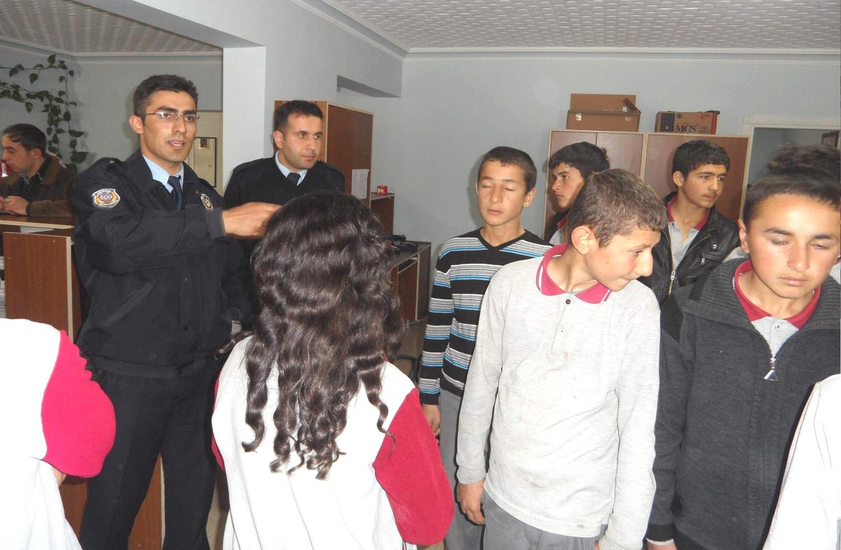 Sorgun\'da Öğrenciler Emniyet\'i Ziyaret Etti