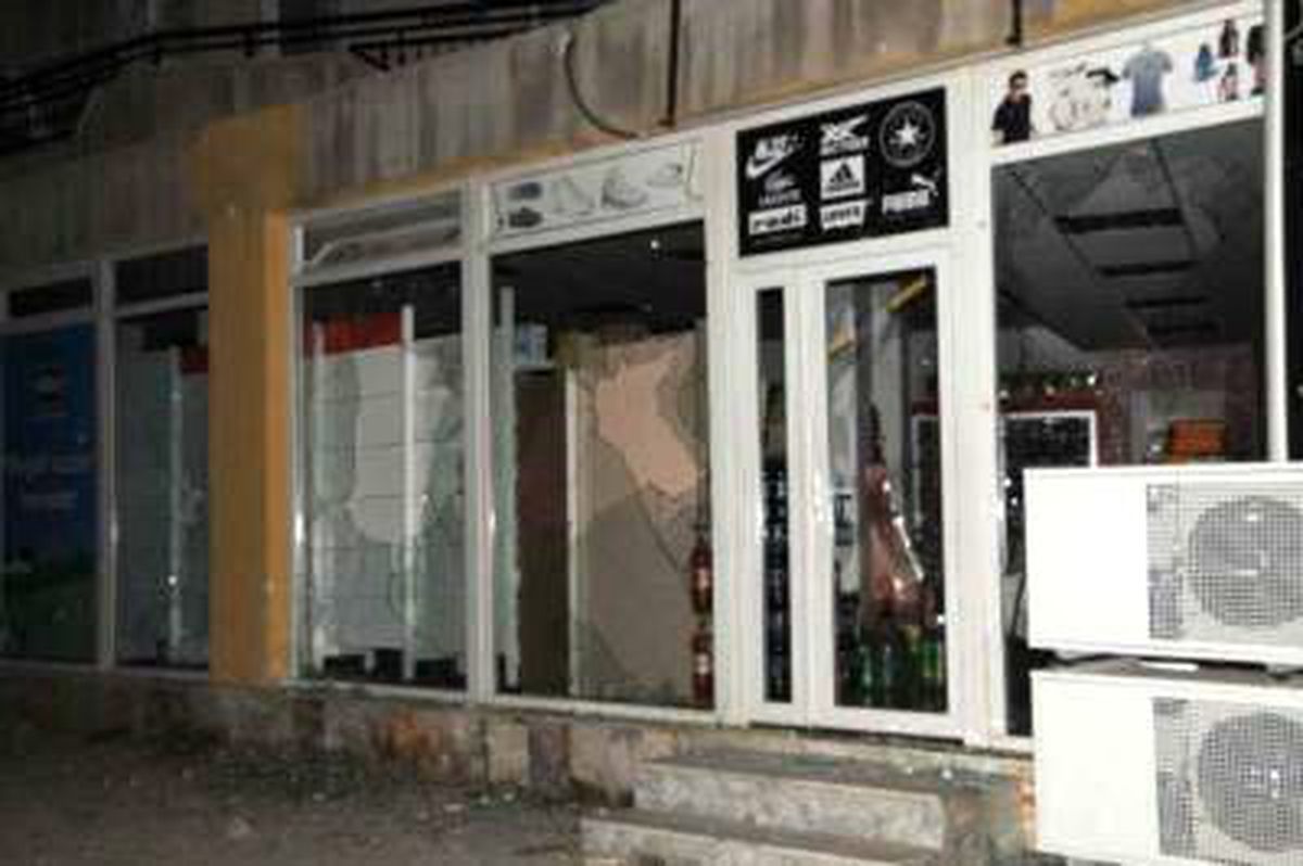 PKK Sempatizanları Cam, Çerceve Kırdı