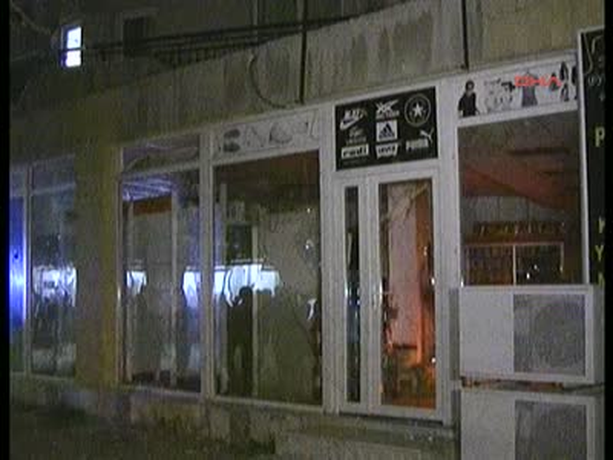 PKK Sempatizanları Cam Çerceve Kırdı