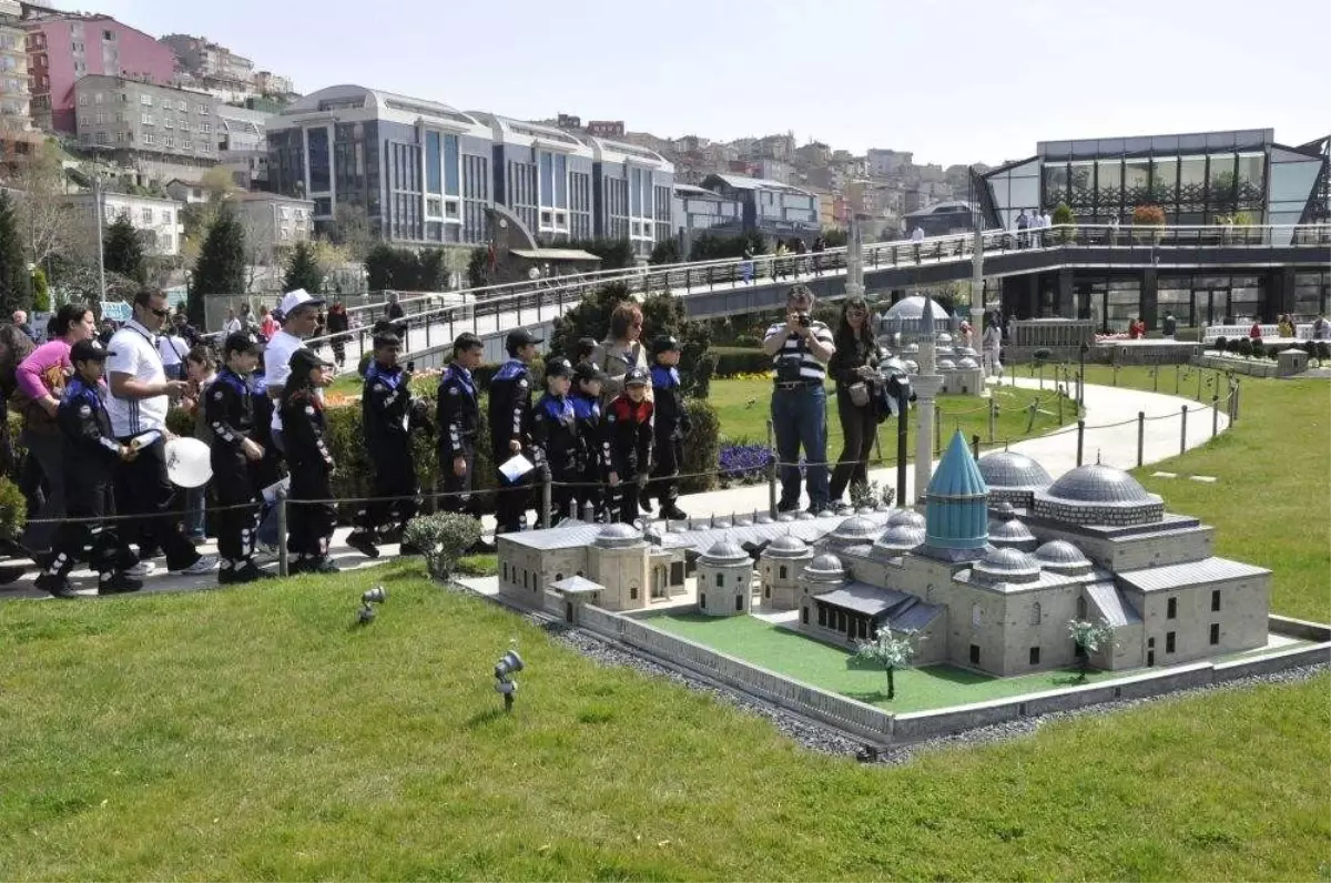 Toplum Destekli Polisler, Roman Çocuklara Miniatürk\'ü Gezdirdi