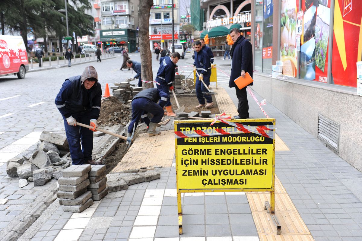 Trabzon\'da Görme Engeliler İçin Hissedilebilir Zemin Uygulaması Başlatıldı