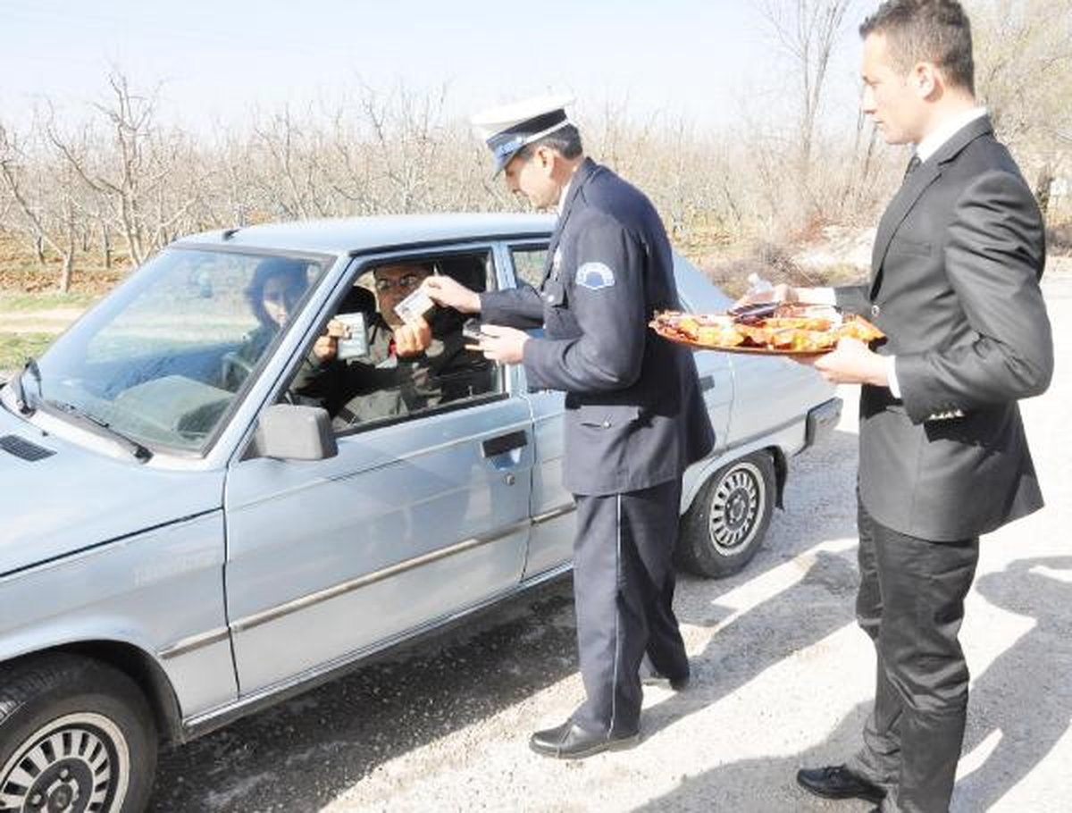 Trafik Polisinden Ceza Yerine Çikolata ve Kek İkramı