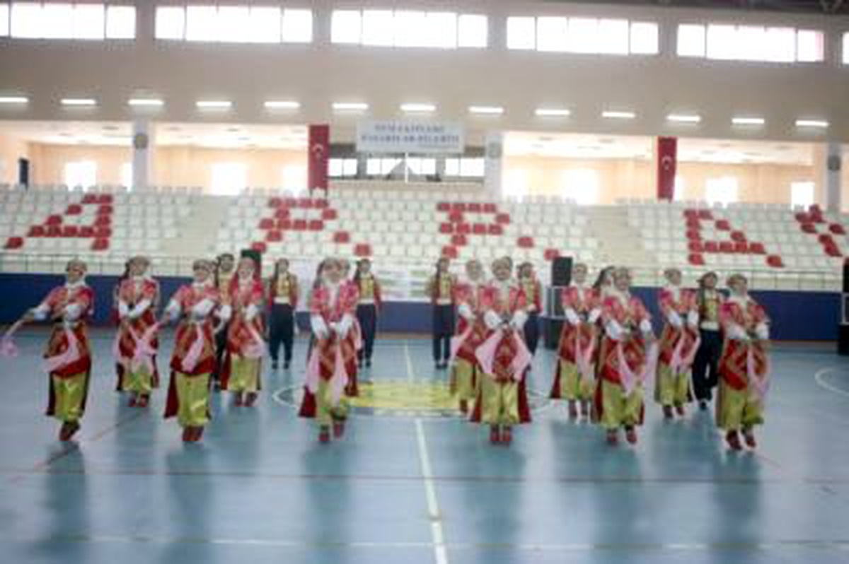Üniversiteler Arası Halk Oyunları Yarışması Başladı