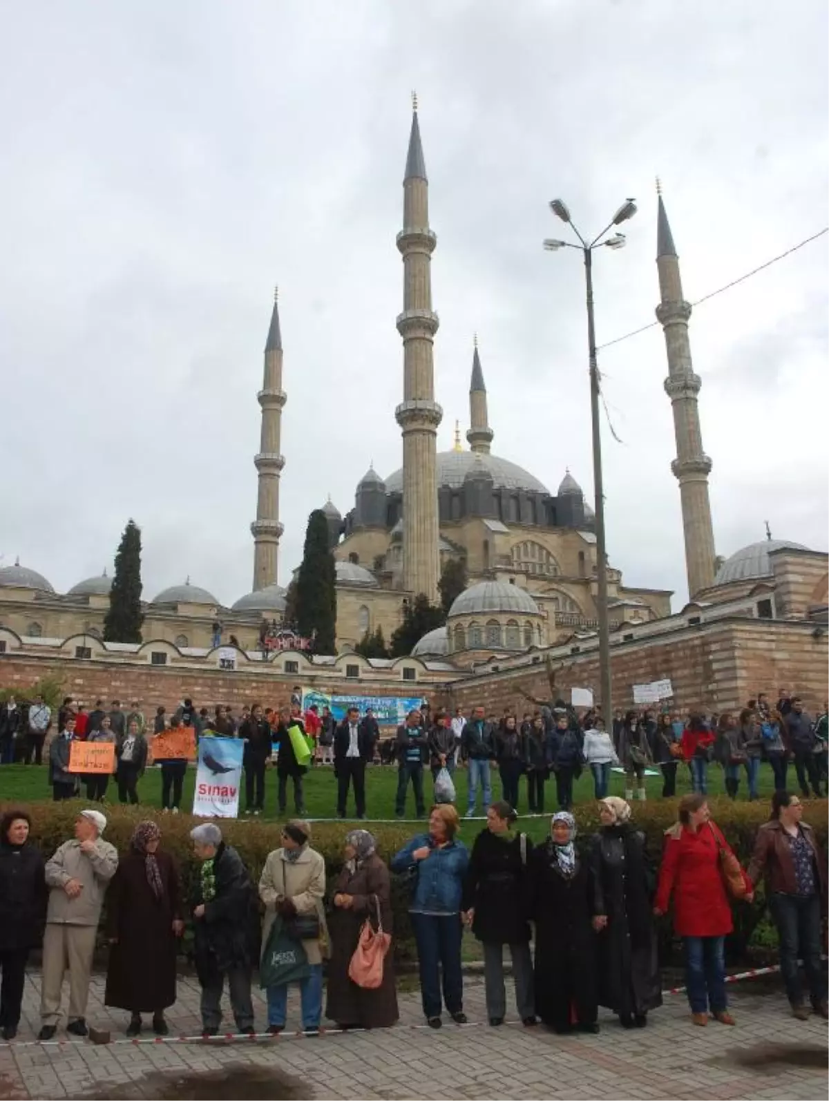 Vali, Rahibi Yanında İstemedi