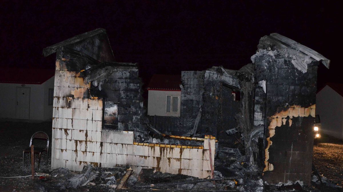 "Yanmaz" Denilen Deprem Evi Kül Oldu