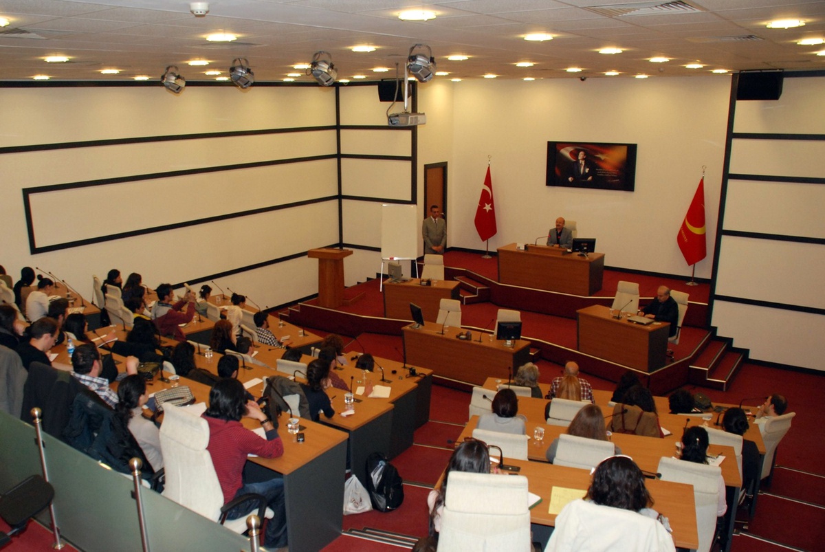 Yıldız Teknik Üniversitesi Mimarlık Fakültesi Öğrencilerinden Başkan Topçuoğlu\'na Plaket