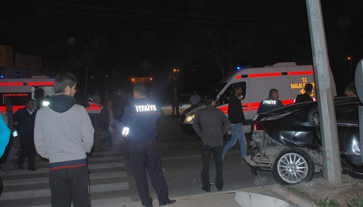 Adıyaman\'da 2 Otomobil Çarpıştı: 3 Yaralı