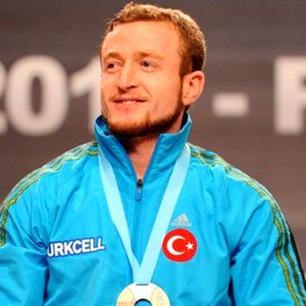 Avrupa Halter Şampiyonası\'nda Bünyamin Sezer, Koparmada 142 Kilo Kaldırarak, Altın Madalya Kazandı.