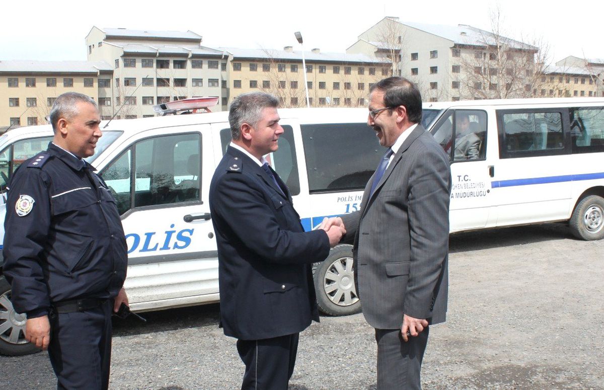 Başkan Bulutlar\'dan Polislere Kırmızı Gül…