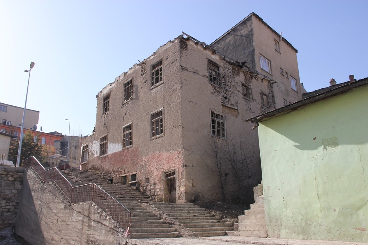 Bayburt\'da Harabe Bınaların Yıkımına Devam Ediliyor