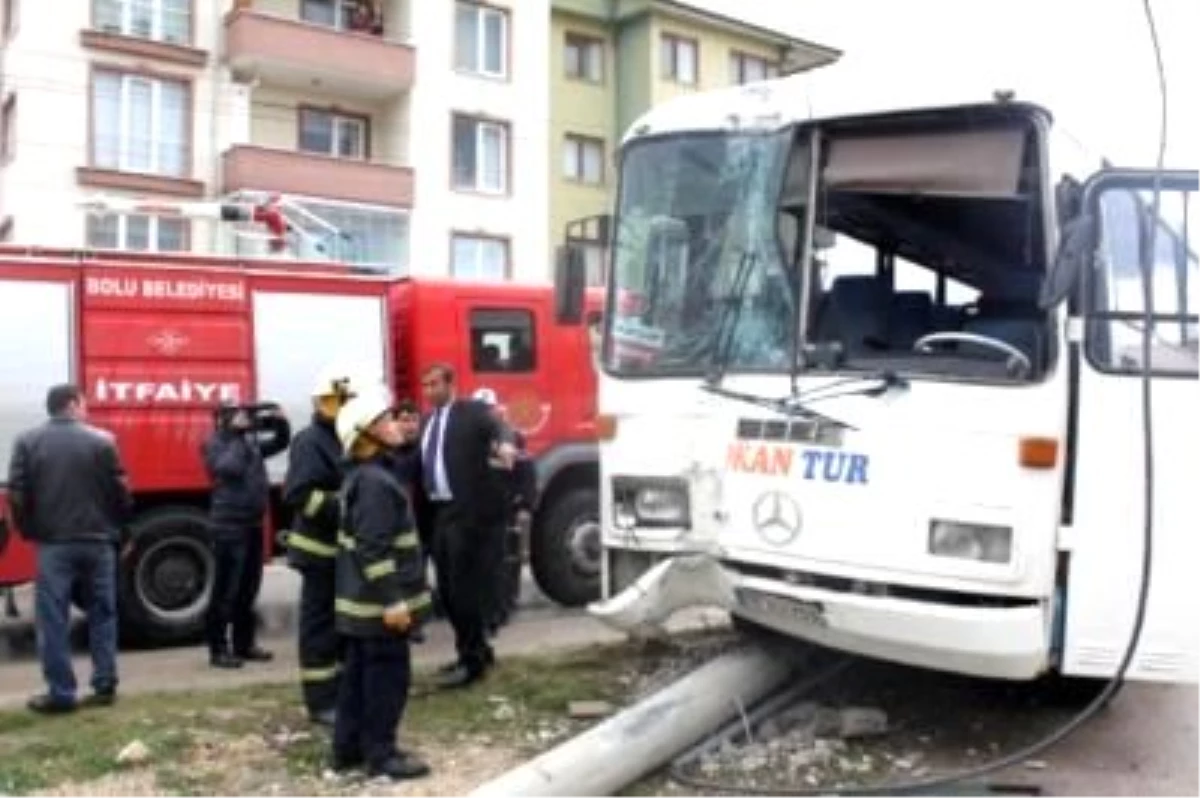 Bolu\'da İşçi Servisi Direğe Çarptı: 5 Yaralı