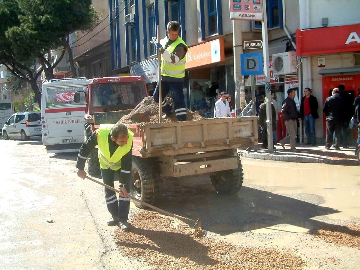 Burhaniye\'de Bozulan Yollar Tamir Ediliyor