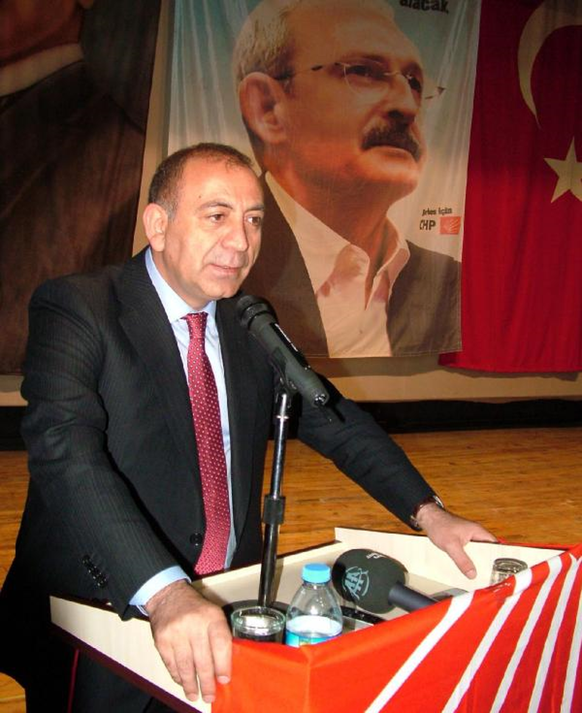 CHP\'li Tekin: Hükümet Van\'da Yapamadığını 15 Günde Sınıra Yaptı