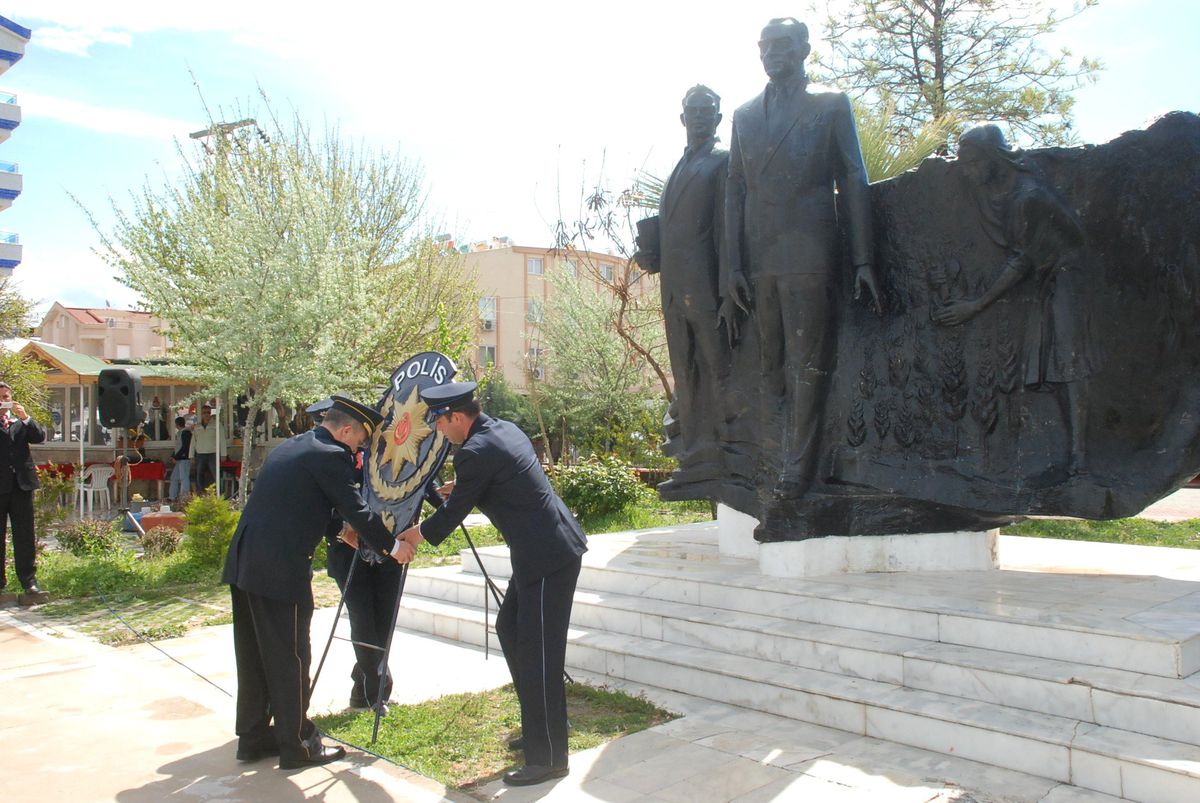 Didim\'de Polis Haftası Etkinlikleri Çelenk Koyma Töreniyle Sona Erdi