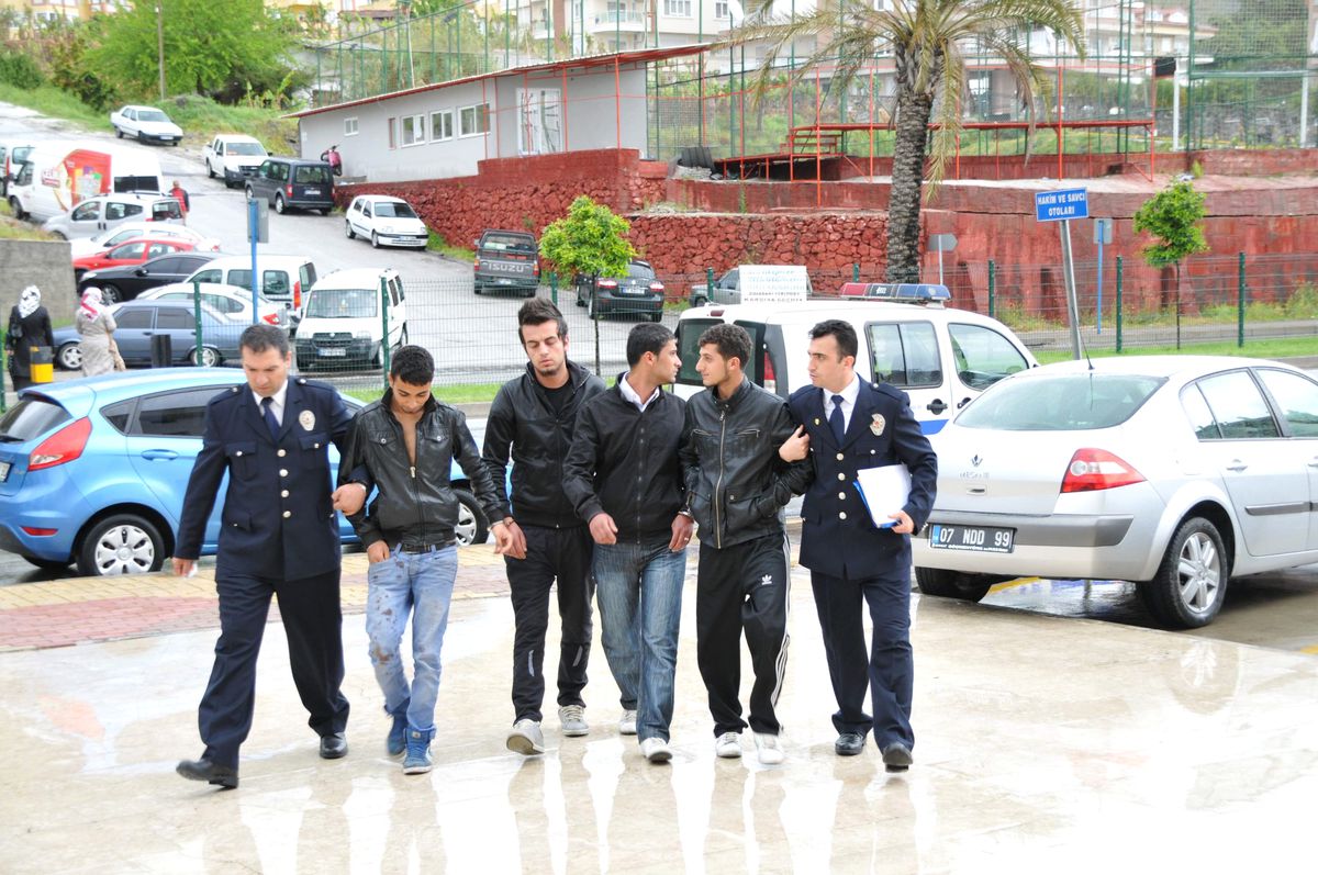 Doktor ve Polise Saldırdılar