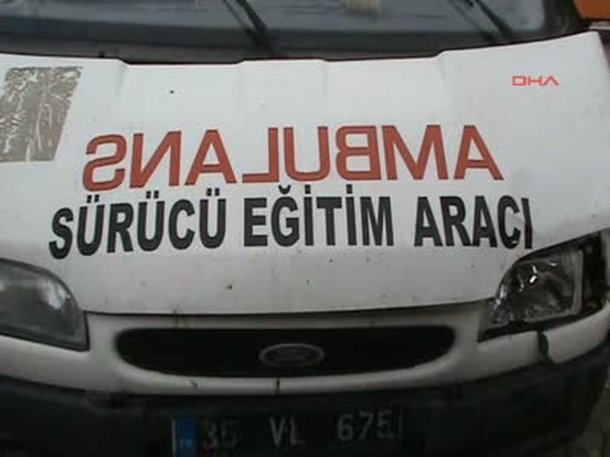 Eğitim Ambulansı Kaza Yaptı: 3 Yaralı
