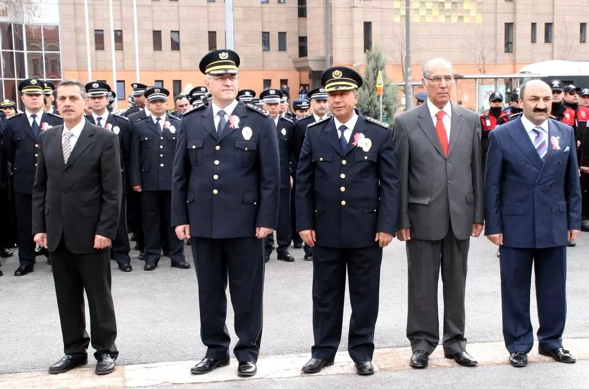 Eskişehir İl Emniyet Müdürlüğü, Türk Polis Teşkilatı\'nın Kuruluşu Sebebiyle Atatürk Anıtına Çelenk...