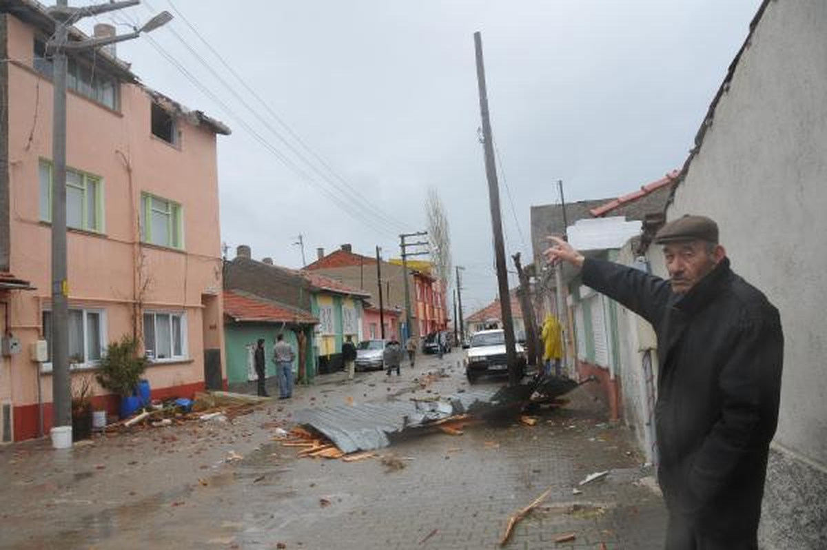 Fırtına Çatı Uçurdu