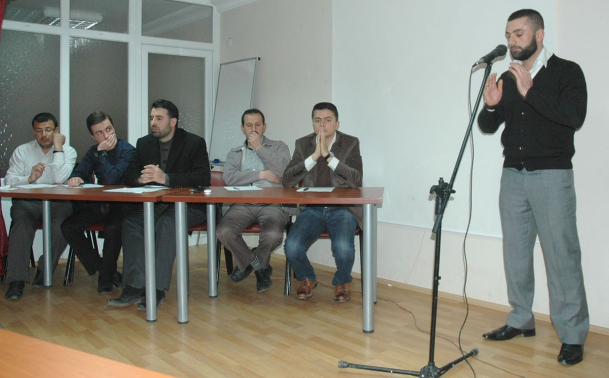 Gevaş'ta Erkekler Arası Ezan ile İlahi Okuma Yarışması
