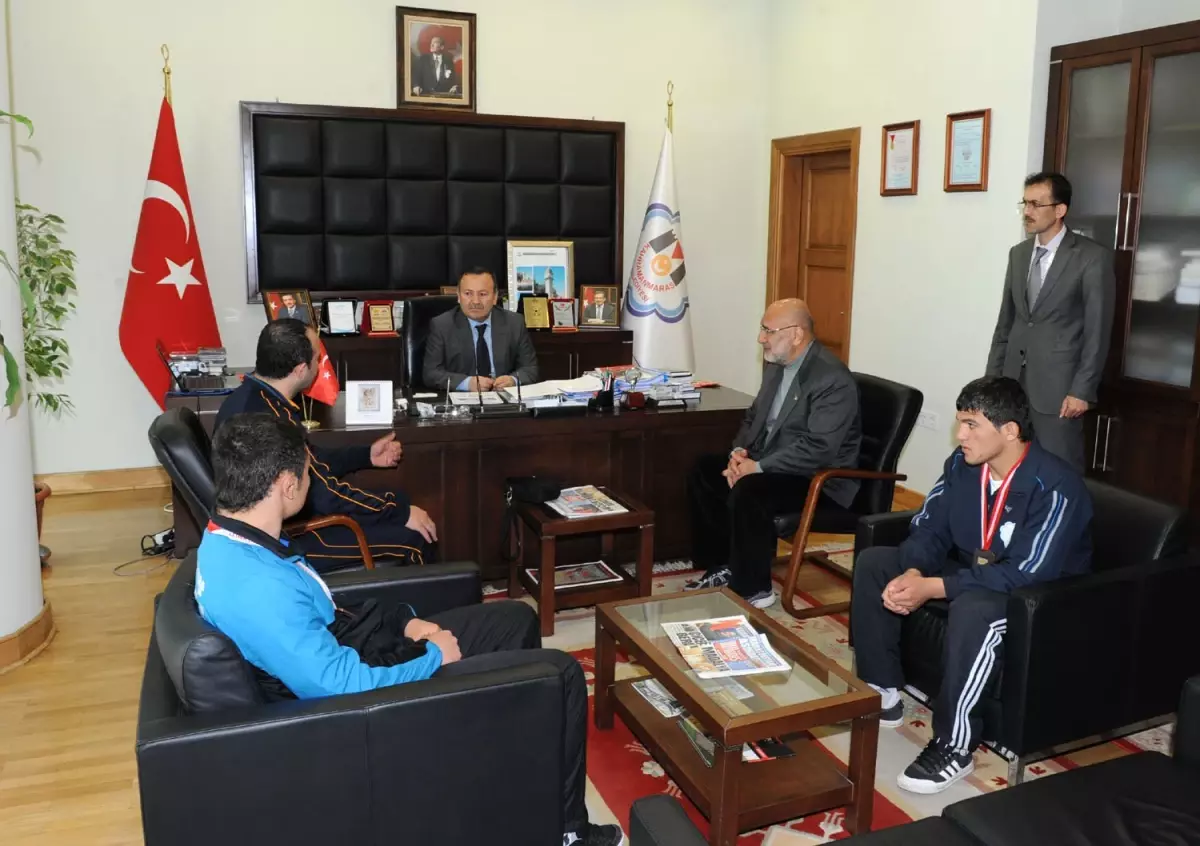 Güreşçiler Madalya İle Döndü