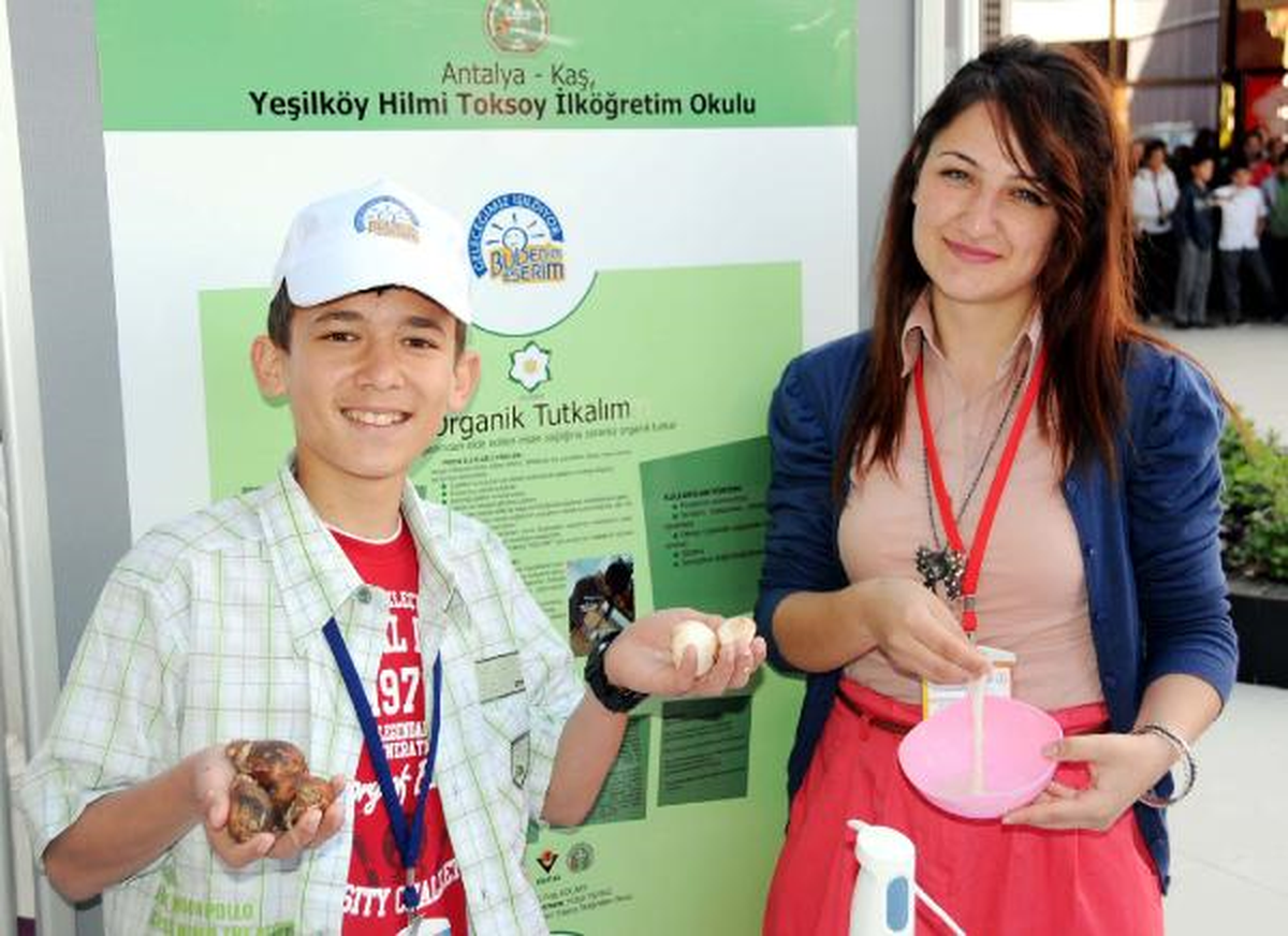 İlköğretim Öğrencisi Nergis Soğanından Organik Tutkal Üretti