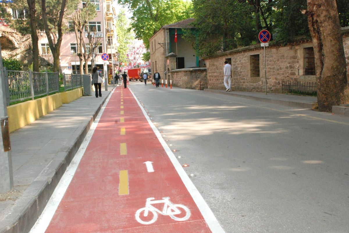 İzmit Belediyesi\'nde, 2.etap Bisiklet Yolu İhalesi Yapıldı