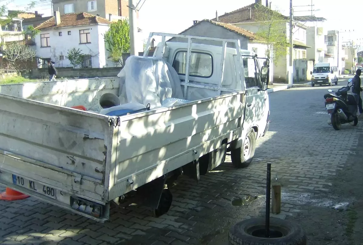 Kadıköy\'de Seyir Halindeki Kamyonetin Tekeri Fırladı