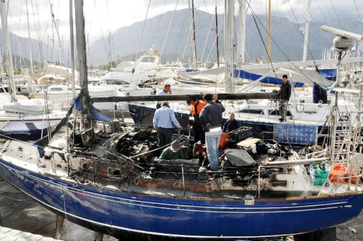 Marinada Yanan Tekne Korkuya Neden Oldu