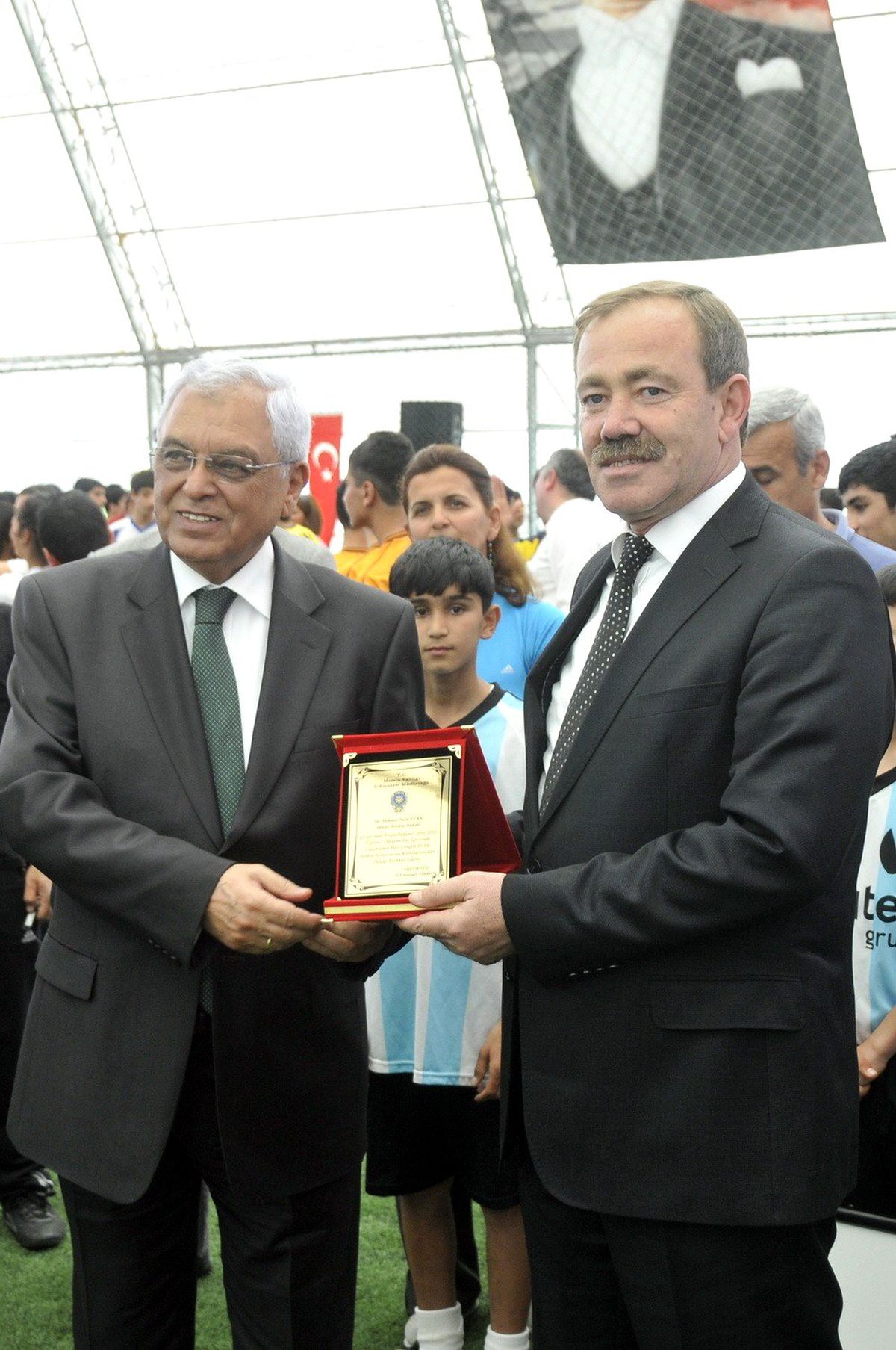 Mersin Emniyeti\'nden Başkan Türk\'e Plaket