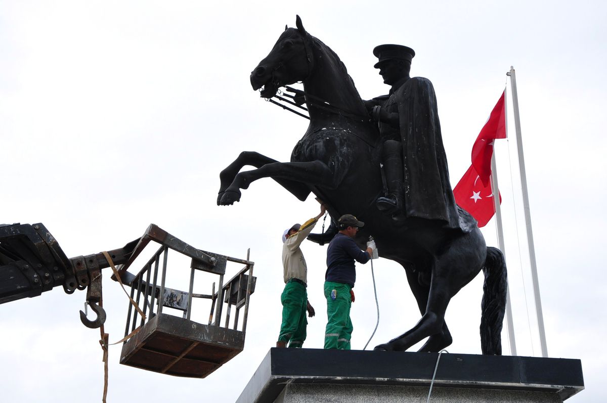 Milas\'ta Atatürk Heykeline Makyaj