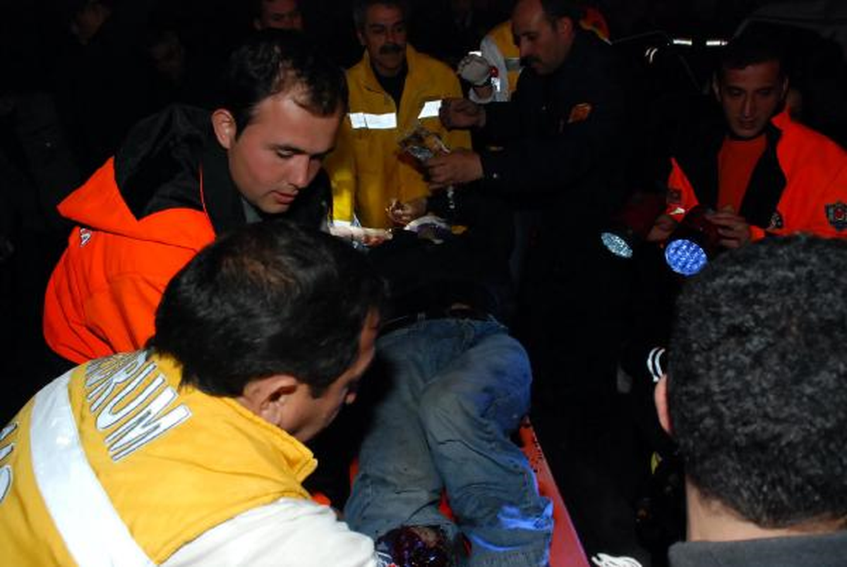 Minibüs, Park Halindeki 3 Otomobile Çarptı: 1 Yaralı