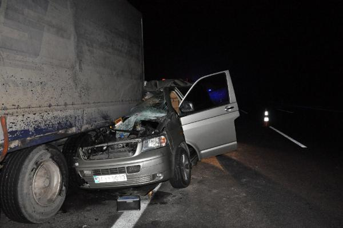 Minibüs Tır\'a Arkadan Çarptı: 2 Ölü, 1 Yaralı