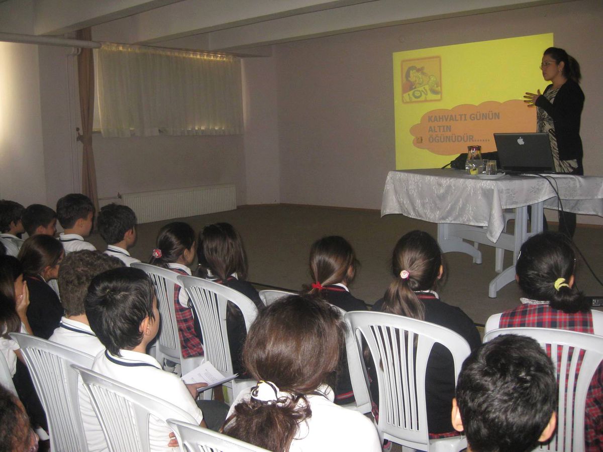 Öğrencilere "Sağlıklı ve Dengeli Beslenme" Semineri Verildi