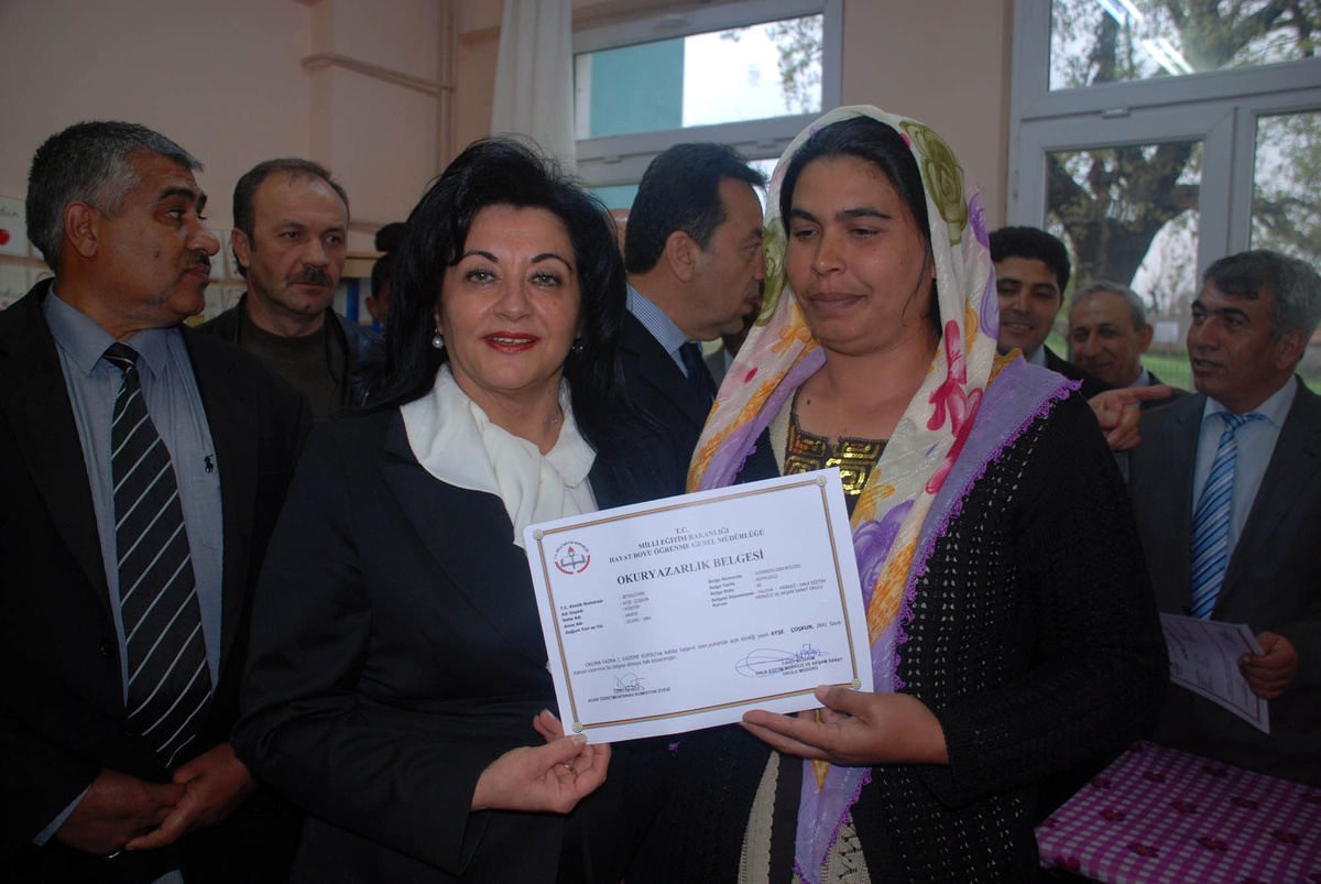 Okuma Yazma Öğrenen Romanlar Sertifika Aldı