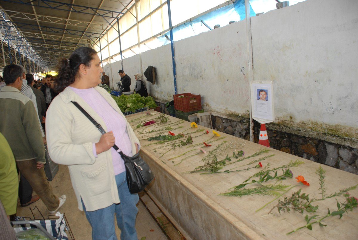 Pazarcının Tezgâhında Güller Bırakıldı
