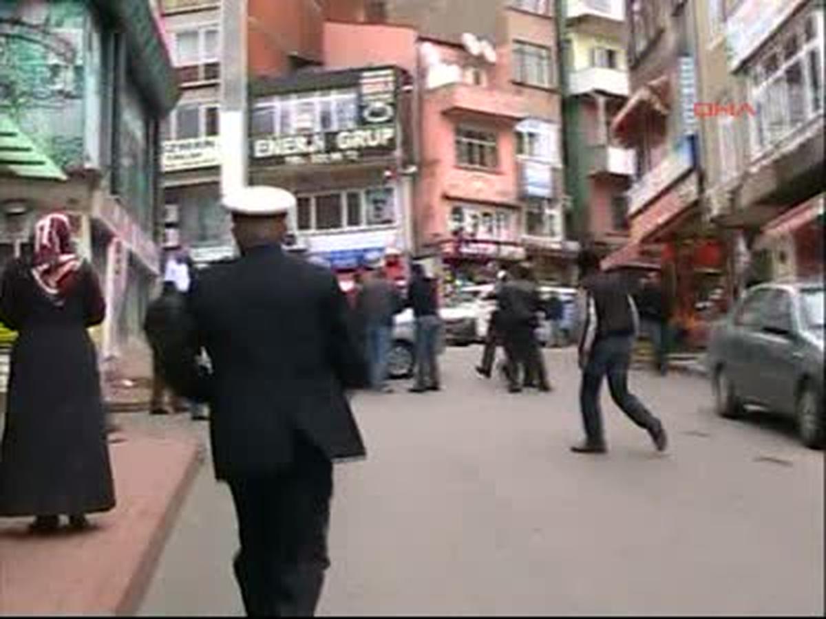 Otomobil Yol Kenarındaki İşyerine Çarptı: 1 Yaralı