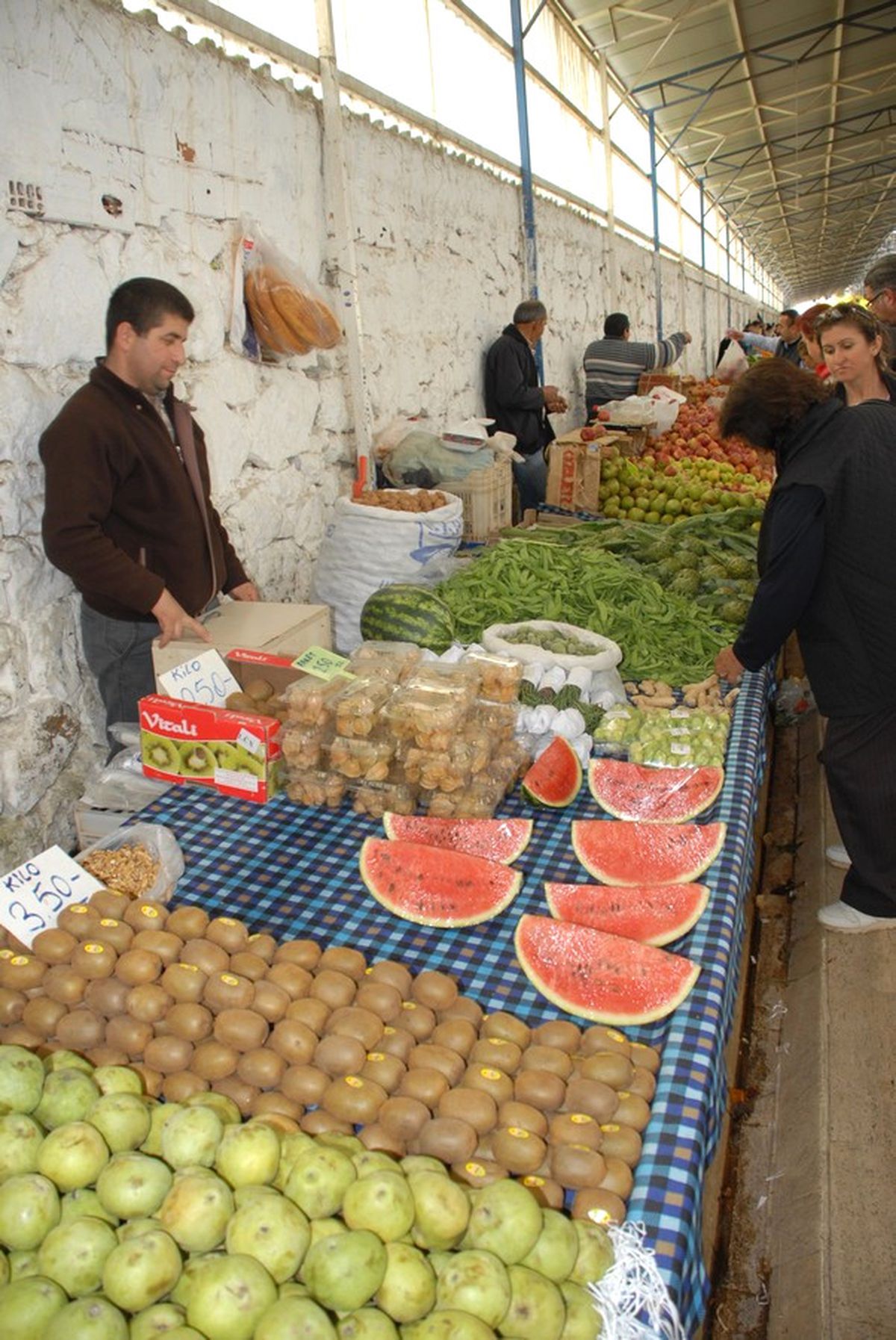 Pazarda Karpuz Dilimle Satılıyor