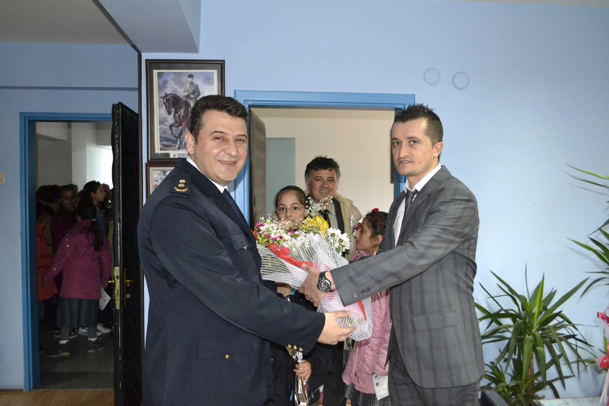 Polis Haftasını Karanfil Dağıtarak Kutladılar