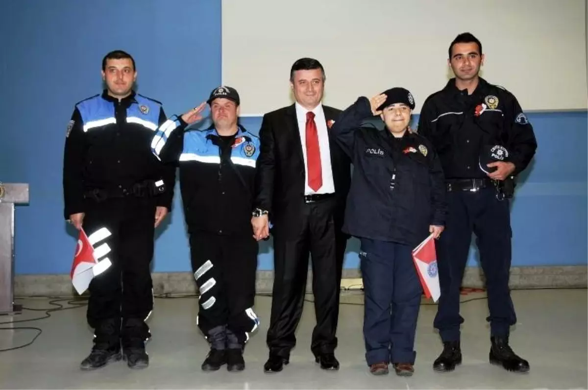 Polis Törenine Yağmur Engeli