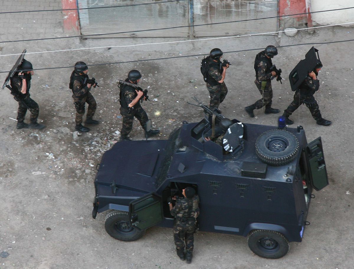 Polise Saldırı Zanlısının Bulunduğu İddia Edilen Binaya Özel Timli Baskın