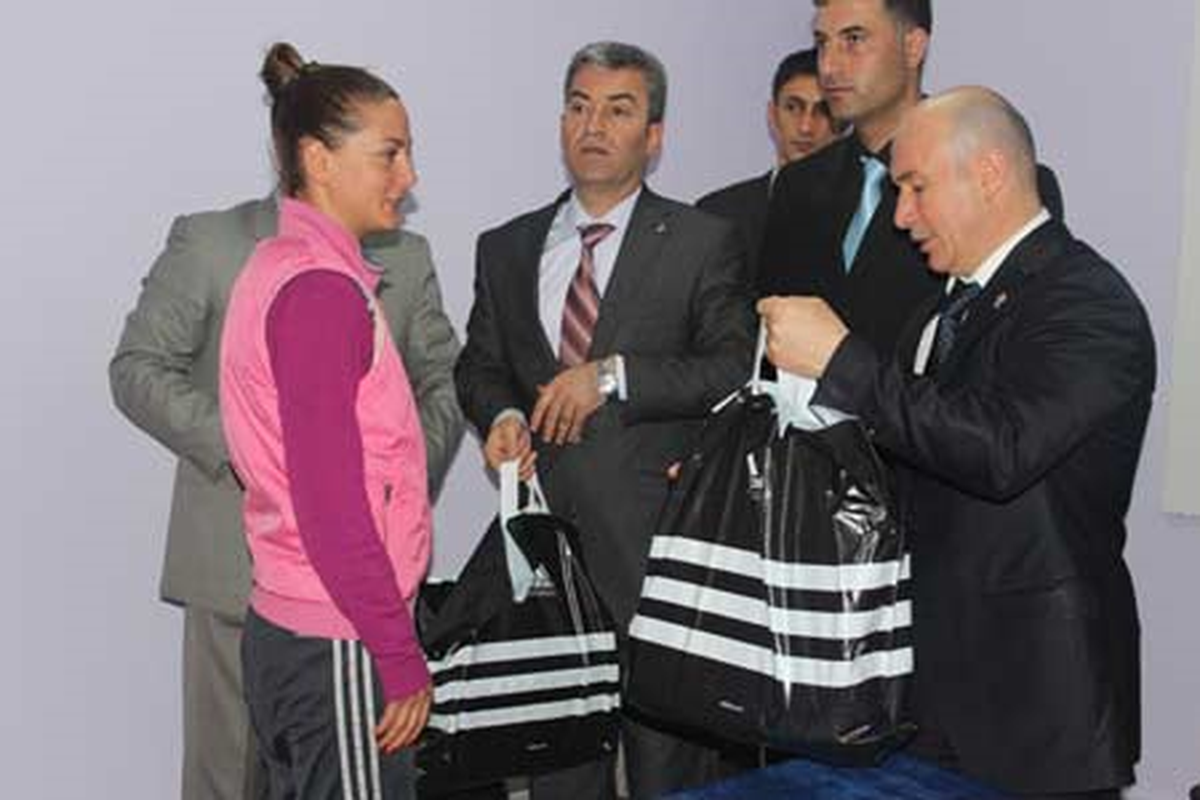 Şampiyon Atletlere Spor Kıyafetleri